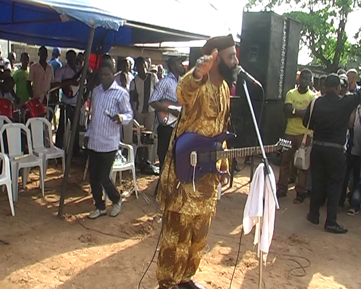 King Eugene De Coque Performing Live At PA. Ngige’ Burial